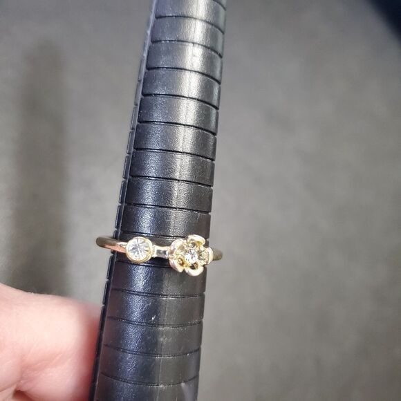 Gold tone flower ring Approx size 8 - Picture 7 of 8